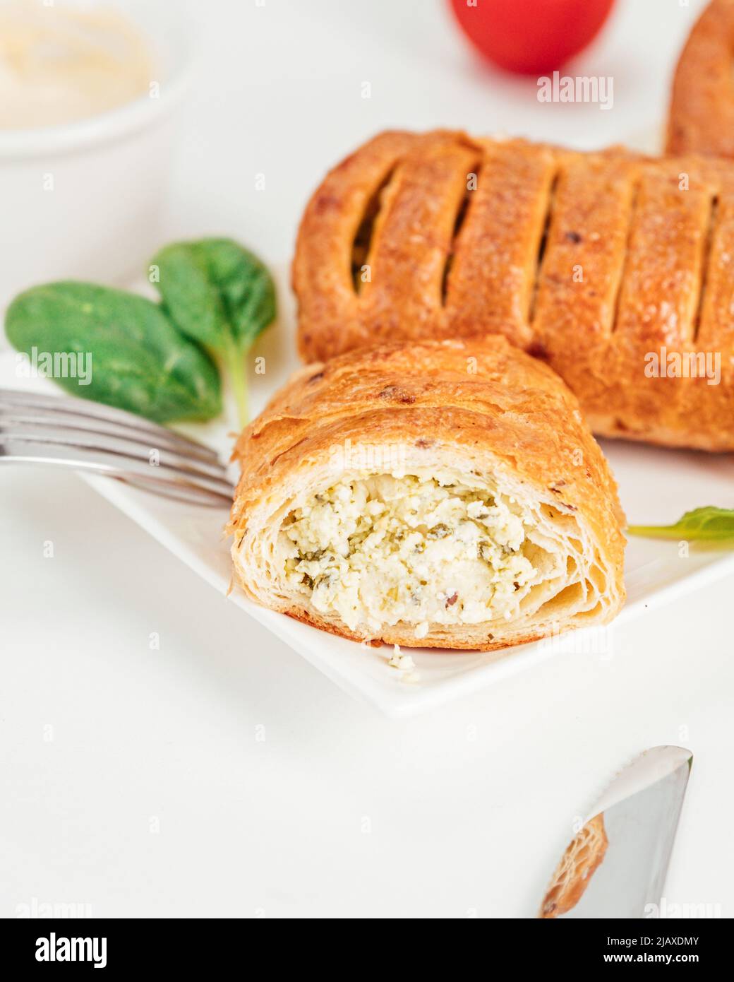 Herzhaftes Gebäck mit Quark und Spinat Stockfoto