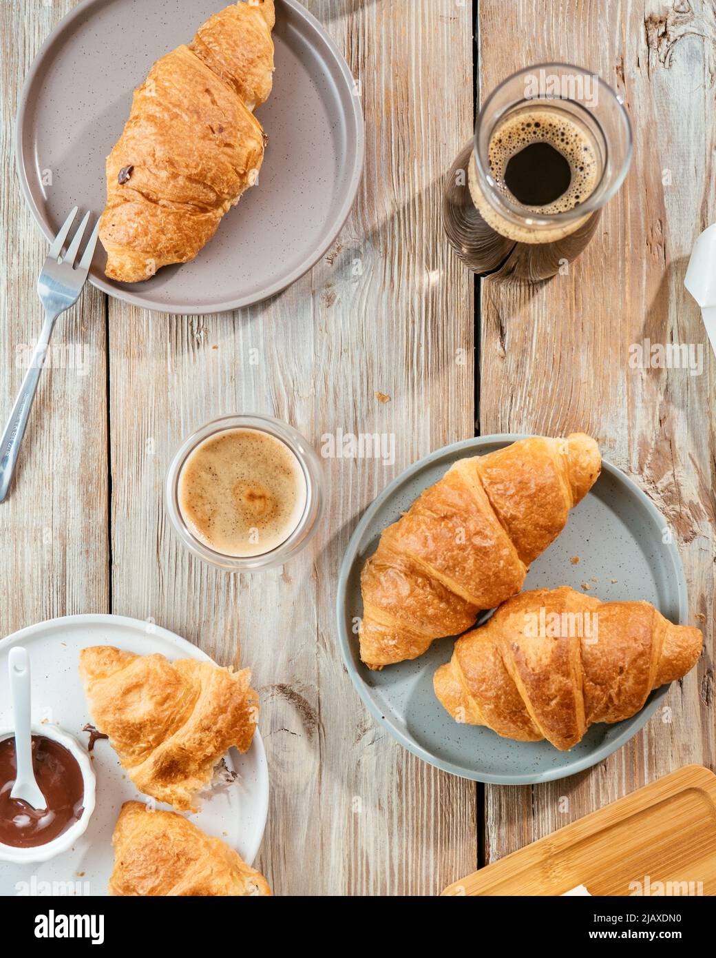 Frühstück mit Croissants und frischem Kaffee Stockfoto