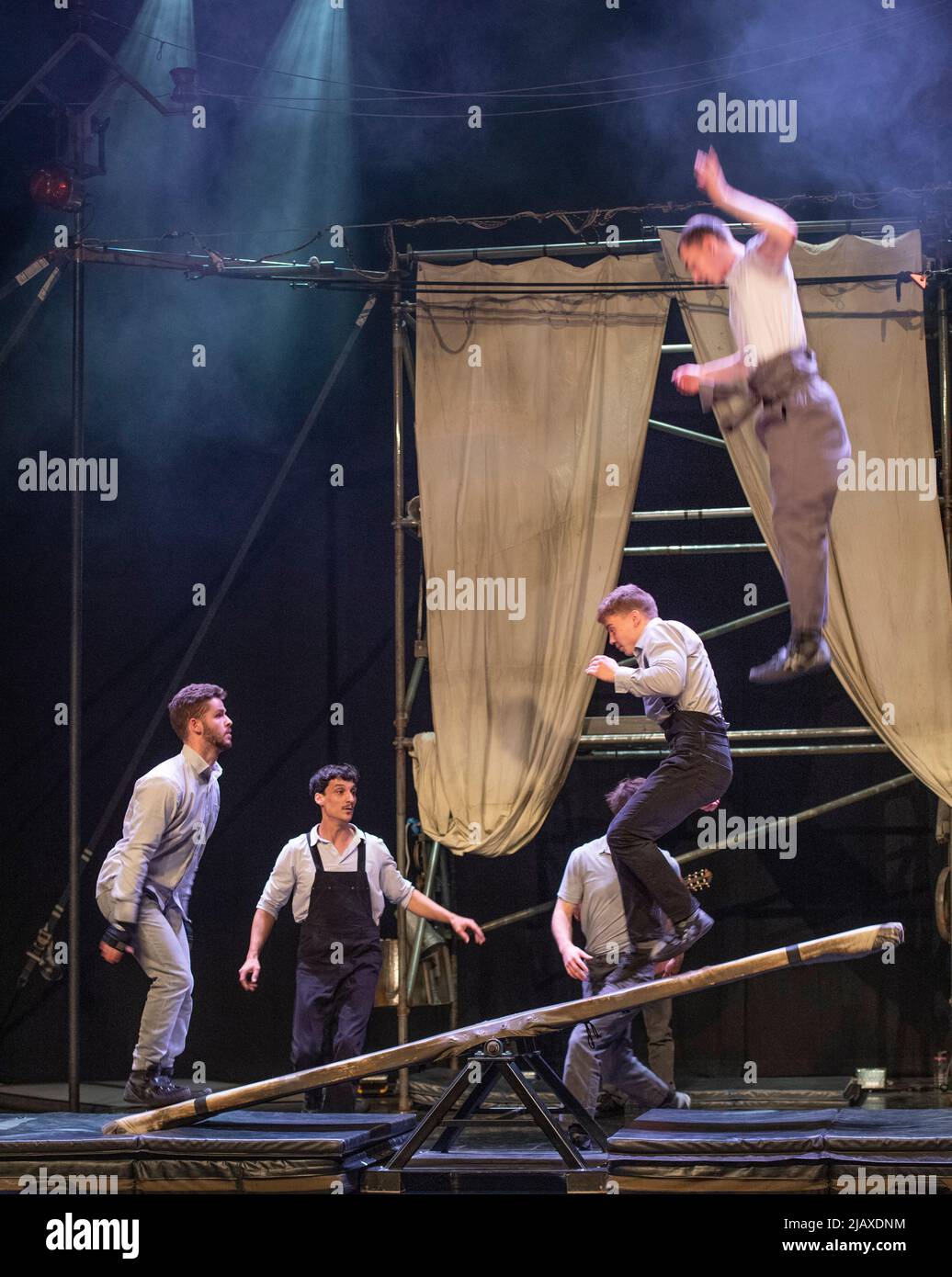 Sadlers Wells Pfau Theater, London, Großbritannien. 1. Juni 2022. Machine de Cirque ist ein Zirkusunternehmen mit Sitz in Québec City, das eine poetische und humorvolle Produktion inszeniert, in der sich sechs Jungs allein auf der Welt befinden. In einem Universum ohne Frauen und Computer lassen sie sich leicht von ihren Fantasieflügen ablenken und teilen ein besonderes Talent dafür, sich in schwierige Situationen zu begeben. Quelle: Malcolm Park/Alamy Live News Stockfoto