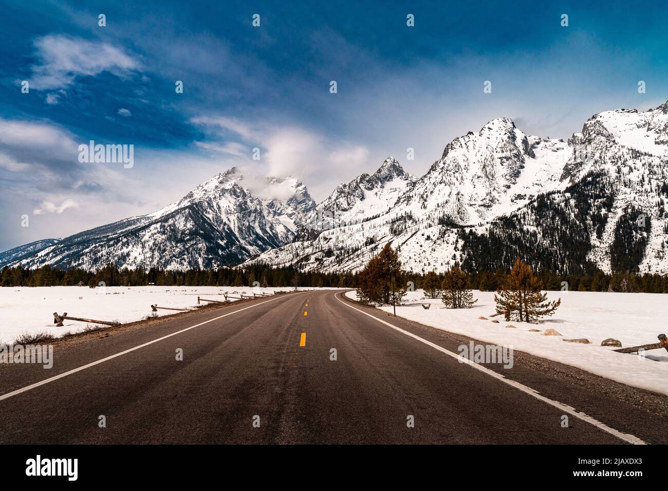 Eine Straße, die in die großartige Teton-Bergkette in Wyoming führt Stockfoto