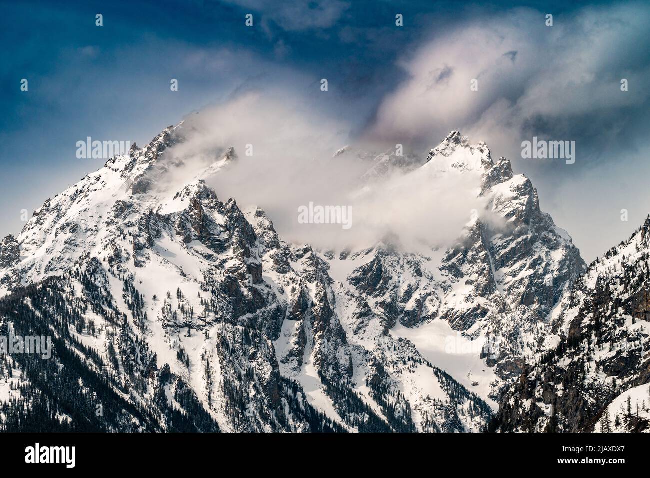 Schneebedeckter großer teton-Berggipfel im Winter Stockfoto