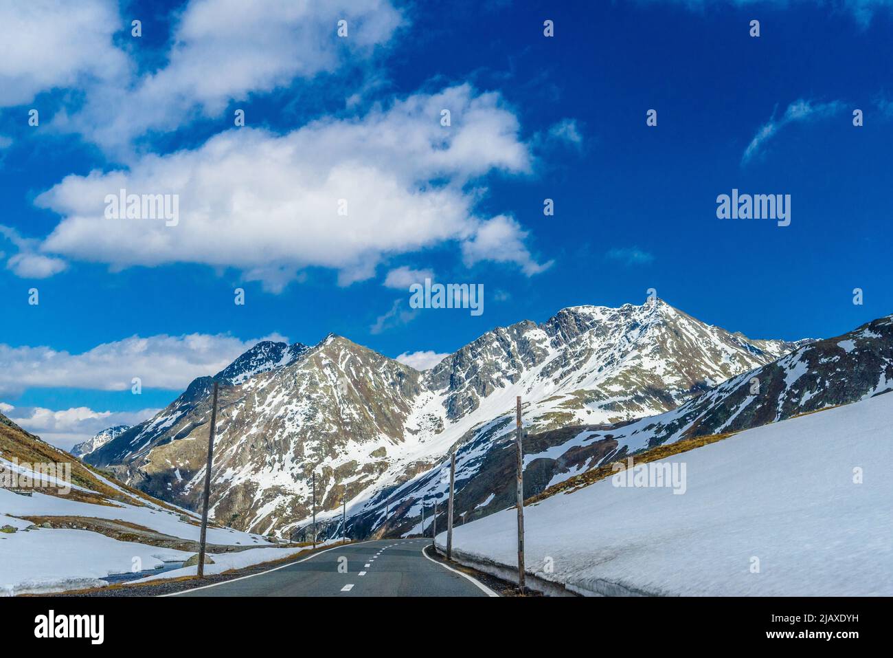 Straße zwischen verschneiten Alpen, Fluelapass, Davos, Graubuende Stockfoto