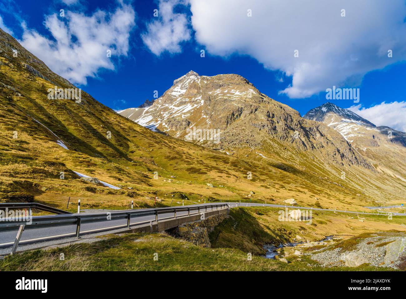 Alpen Berge mit Schnee Bivio, Albula, Graubünden, Schweiz. Stockfoto