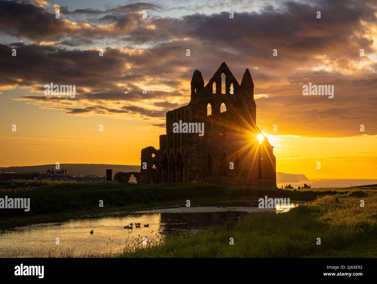 Whitby Abtei bei Sonnenuntergang Whitby Yorkshire Whitby North Yorkshire England Großbritannien GB Europa Stockfoto