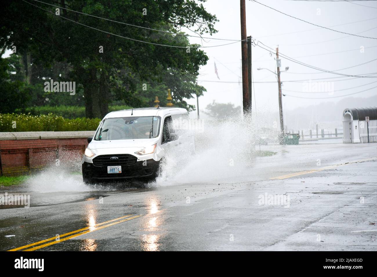 Stock-Fotos von Tropical Storm Elsa aus dem Jahr 2021 Drenching Newport, Rhode Island. Autos fahren durch Hochwasser am Eingang zur Insel Aquidneck. Stockfoto