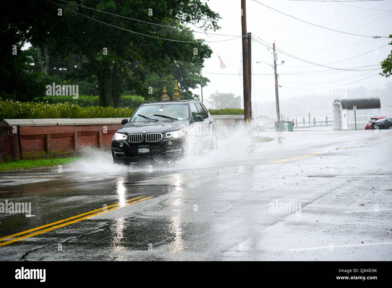Stock-Fotos von Tropical Storm Elsa aus dem Jahr 2021 Drenching Newport, Rhode Island. Autos fahren durch Hochwasser am Eingang zur Insel Aquidneck. Stockfoto