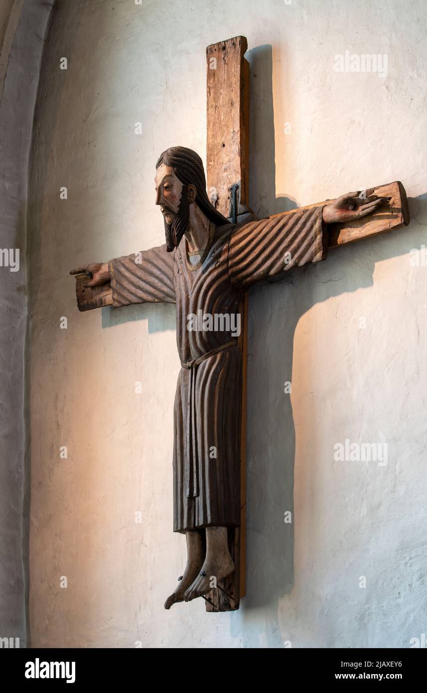 Braunschweig, Dom, Domkirche St. Blasii zu Braunschweig, das sogenannte „Imervard-Kreuz“ von 1150 im nördlichen Seitenschiff, rechts spätzgotische gedr Stockfoto