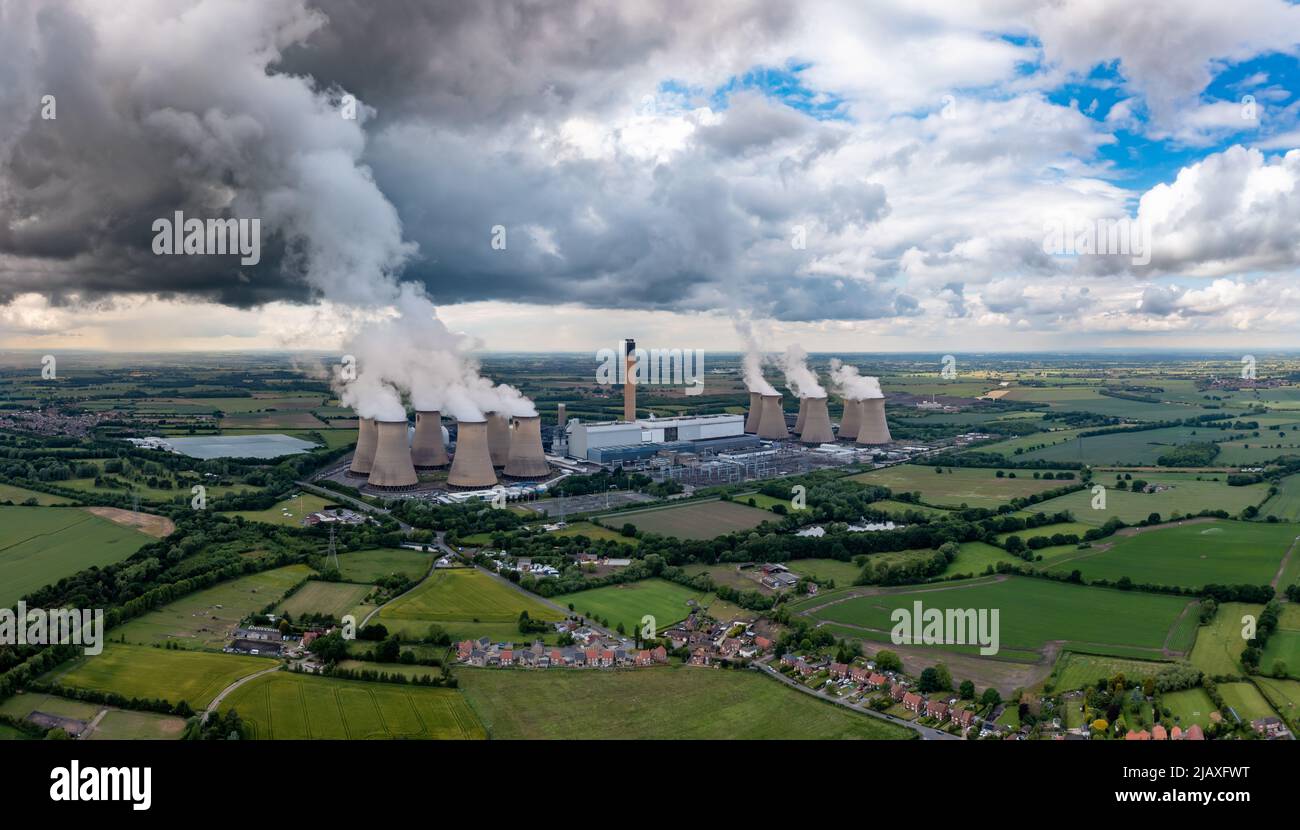 Eine Luftlandschaftsansicht des Kohlekraftwerks Drax in North Yorkshire, das Kohlendioxidverschmutzung in die Luft abgibt und Biokraftstoff verbrennt Stockfoto