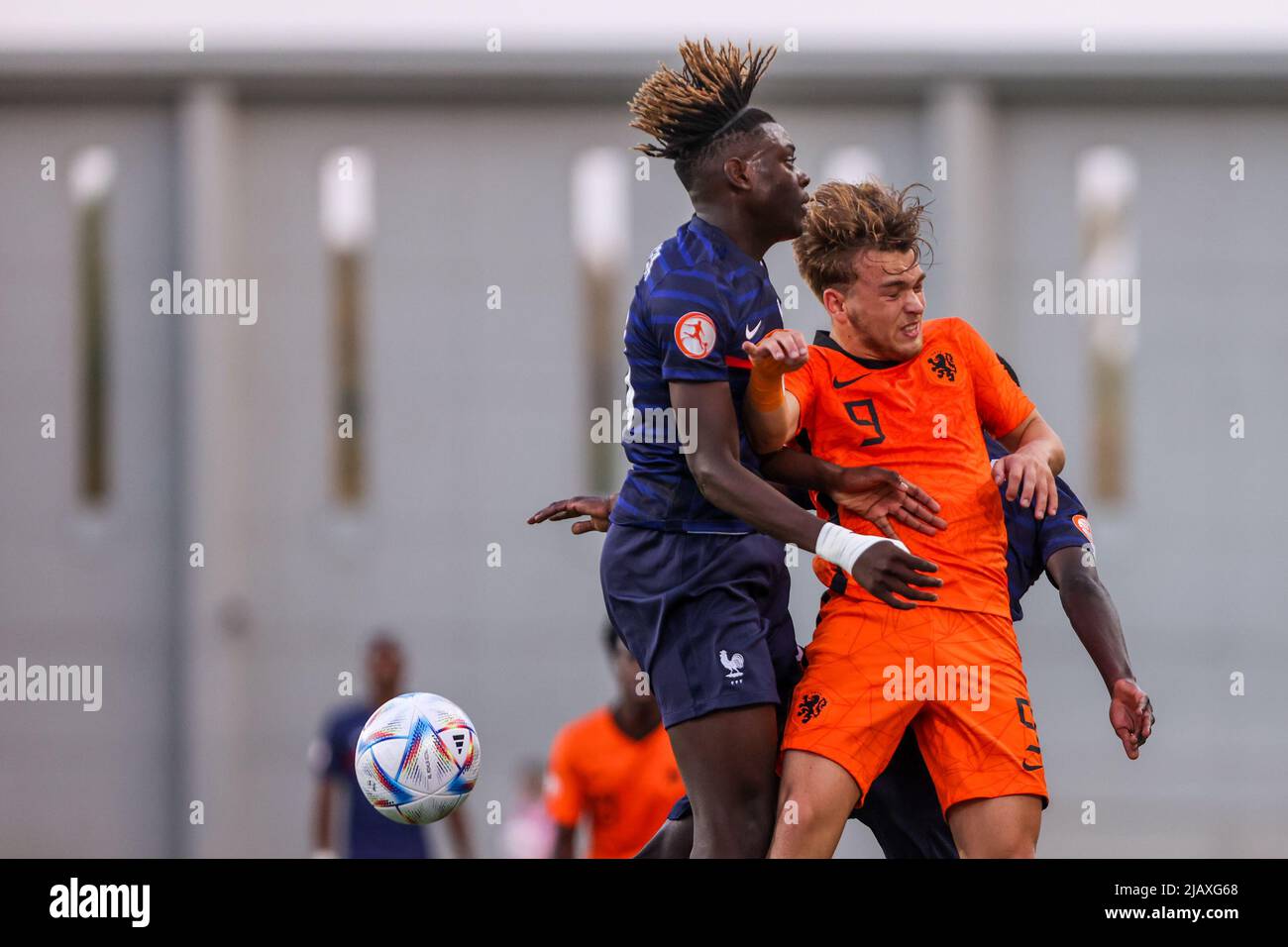 NETANYA, ISRAEL – 1. JUNI: Valentin Atangana Edoa aus Frankreich U17, Jason van Duiven aus den Niederlanden U17 und Sael Kumbedi aus Frankreich U17 während des UEFA-Finalspiel der U-17-Europameisterschaft zwischen Frankreich U17 und den Niederlanden U17 im Netanya-Stadion am 1. Juni 2022 in Netanya, Israel (Foto: NIR Keidar/BSR Agency) Stockfoto