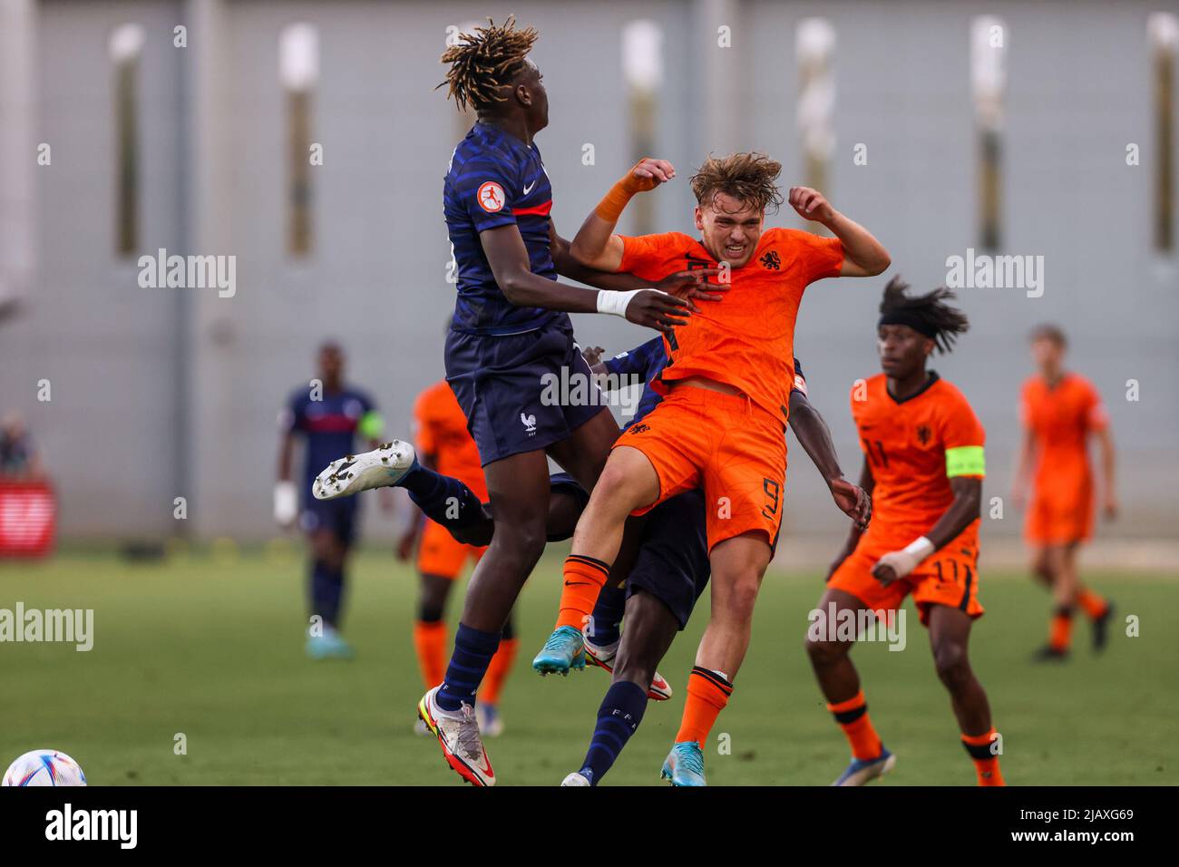 NETANYA, ISRAEL – 1. JUNI: Valentin Atangana Edoa aus Frankreich U17, Jason van Duiven aus den Niederlanden U17 und Sael Kumbedi aus Frankreich U17 während des UEFA-Finalspiel der U-17-Europameisterschaft zwischen Frankreich U17 und den Niederlanden U17 im Netanya-Stadion am 1. Juni 2022 in Netanya, Israel (Foto: NIR Keidar/BSR Agency) Stockfoto