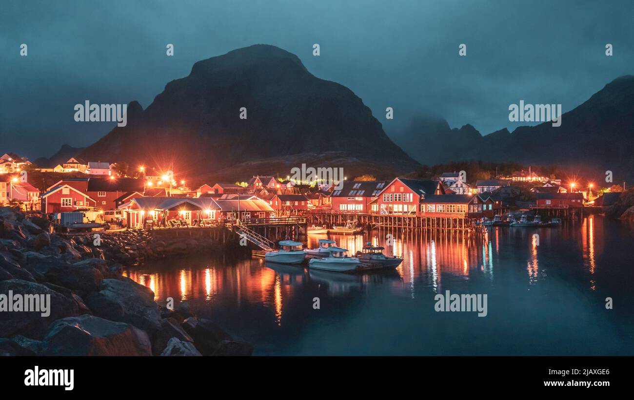 A i Lofoten in Norwegen. Rote Hütten und Hütten in skandinavien auf den Lofoten-Inseln bei Nacht. Stockfoto