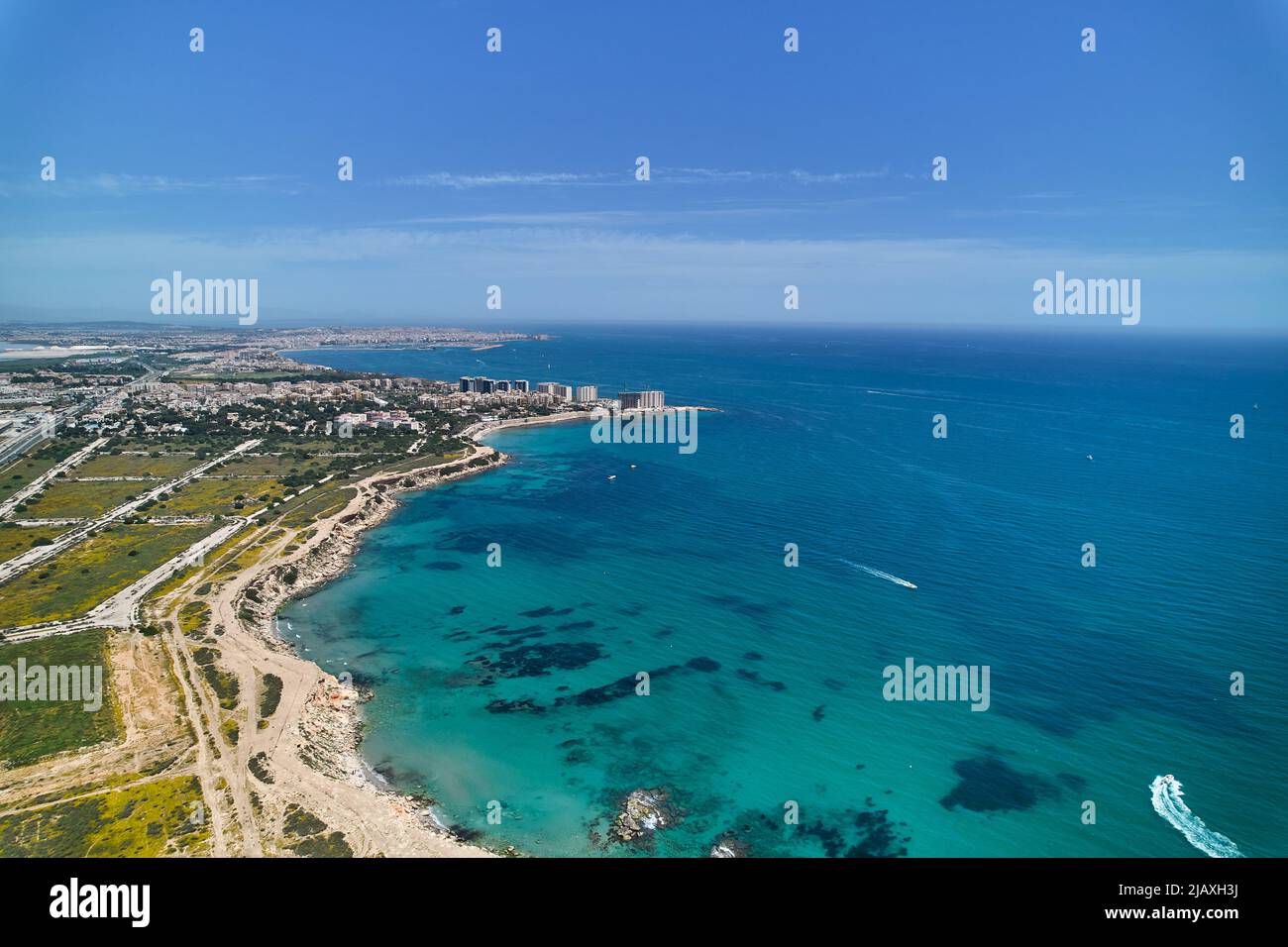 Luftpanoramabo, Drohne aus Sicht der Punta Prima Stadtlandschaft Küste und türkisfarbenes Wasser des Mittelmeers. Costa Blanca, Provinz Alican Stockfoto