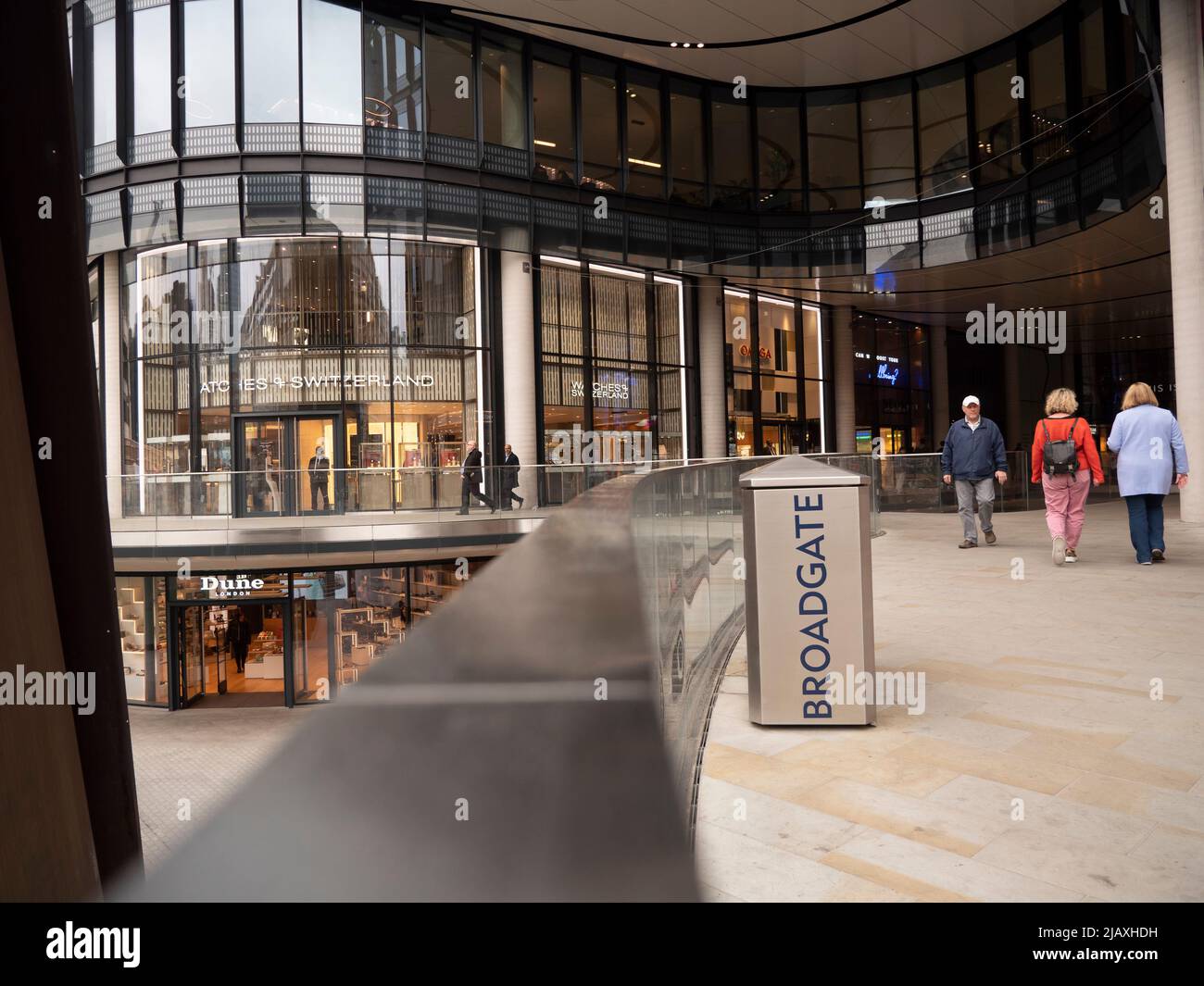 Broadgate Circle Shopping Mall auf dem Broadgate Estate London mit Uhren der Schweiz und Dune Stores im Hintergrund Stockfoto