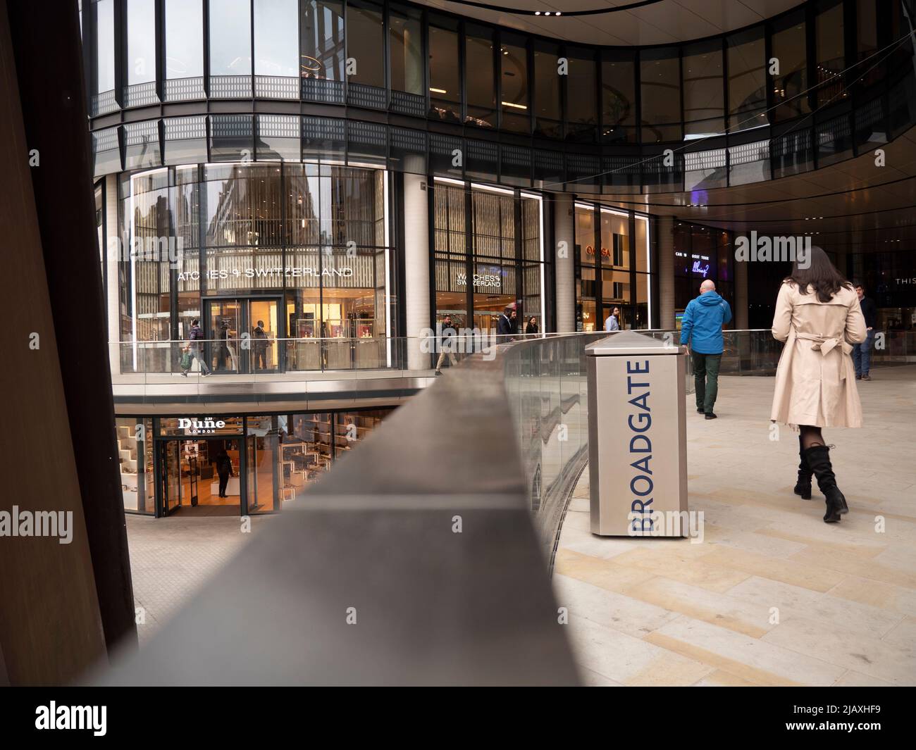 Broadgate Circle Shopping Mall auf dem Broadgate Estate London mit Uhren der Schweiz und Dune Stores im Hintergrund Stockfoto
