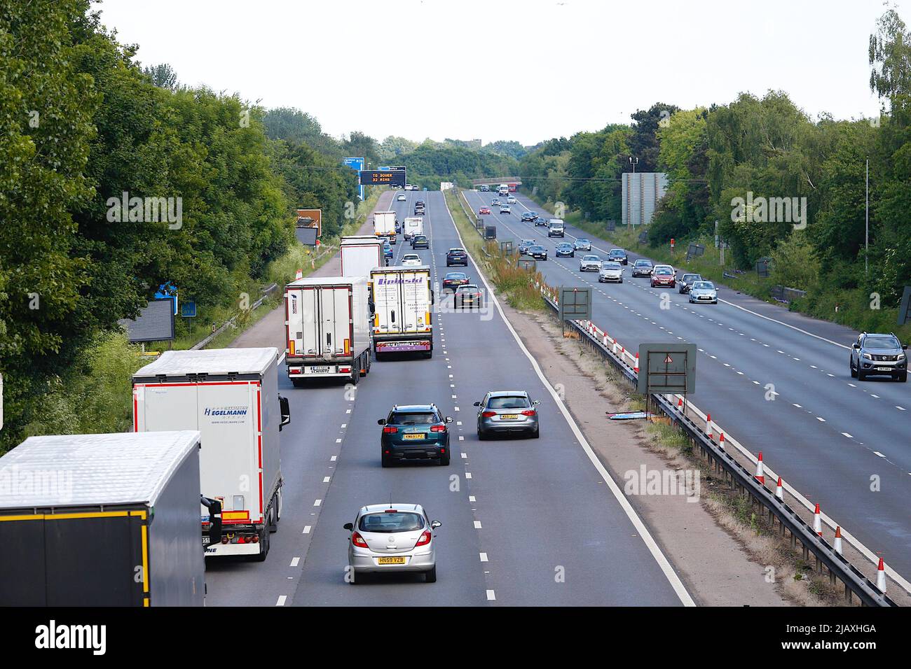 Ashford, Kent, Großbritannien. 01. Juni 2022. Große Verkehrsmengen auf der Autobahn M20 in Richtung Dover, während Urlauber versuchen, sich für das Feiertagswochenende der Queen’s Jubilees zu entfliehen. Foto-Kredit: Paul Lawrenson /Alamy Live Nachrichten Stockfoto