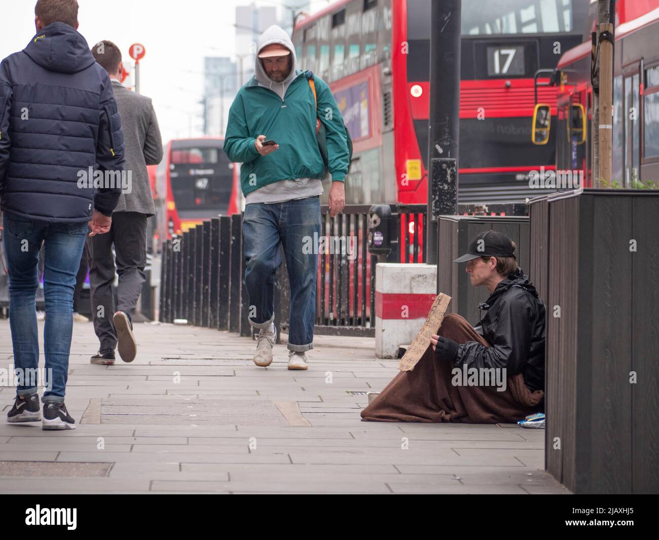 Armut in London, Bettler auf der London Bridge mit Decke und Schild Stockfoto