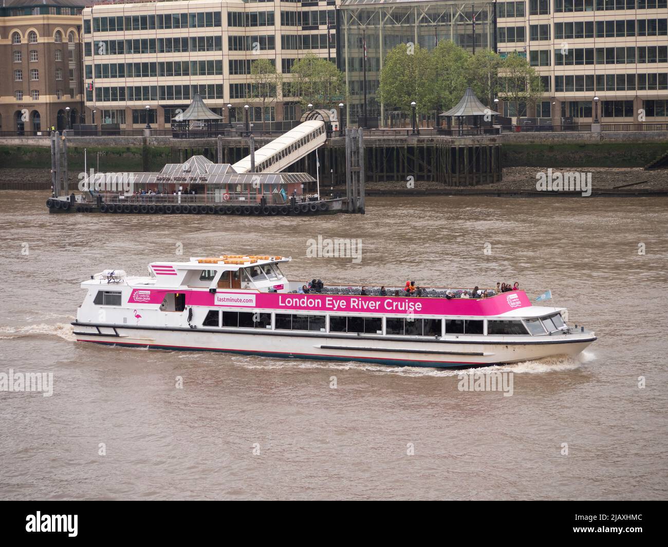 Touristen an Bord der London Eye River Cruise Ferry, Silver Bonito, fahren die Themse entlang Stockfoto