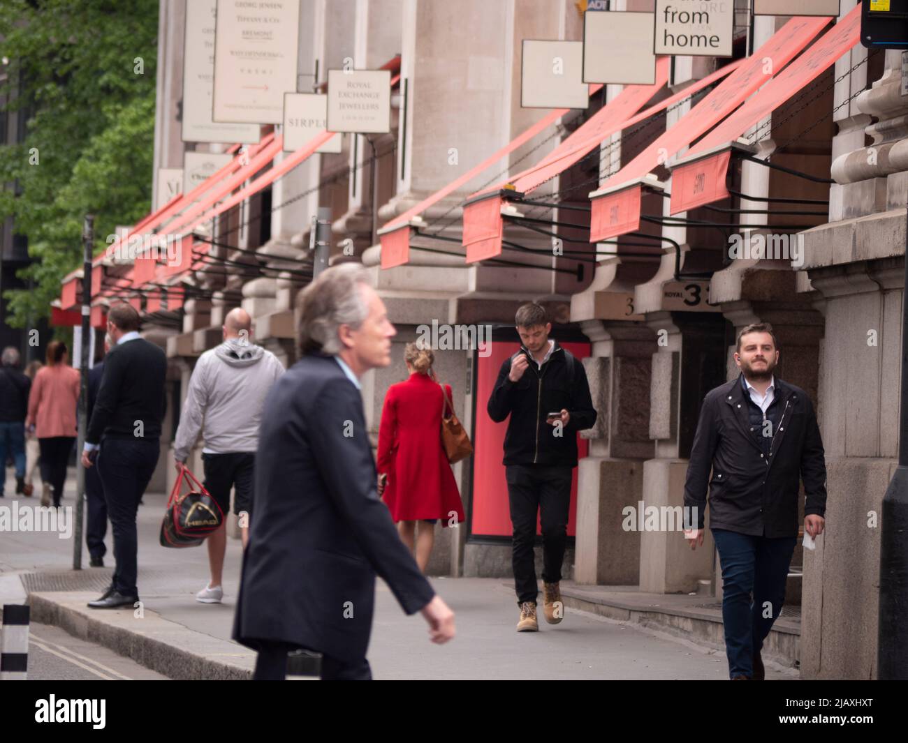 Luxusgeschäfte außerhalb der Royal Exchange in der City of London Stockfoto