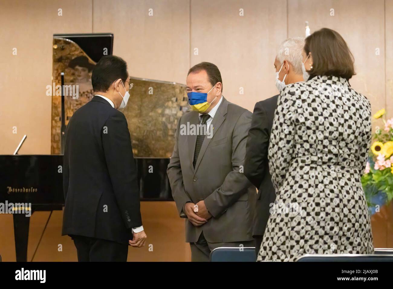 Tokio, Japan. 01.. Juni 2022. Der japanische Premierminister Fumio Kishida hört Sergiy Korsunsky (ukrainischer Botschafter in Japan) zusammen mit Emanuel Rahm (US-Botschafter in Japan) während des Benefizkonzerts zwischen der EU und Japan, das von der Delegation der Europäischen Union in Japan organisiert wurde. Das Konzert sollte die Unterstützung der Ukraine in Tokio zeigen und die Unterstützung für das von der russischen Aggression getroffenen Land fortsetzen. Kredit: SOPA Images Limited/Alamy Live Nachrichten Stockfoto