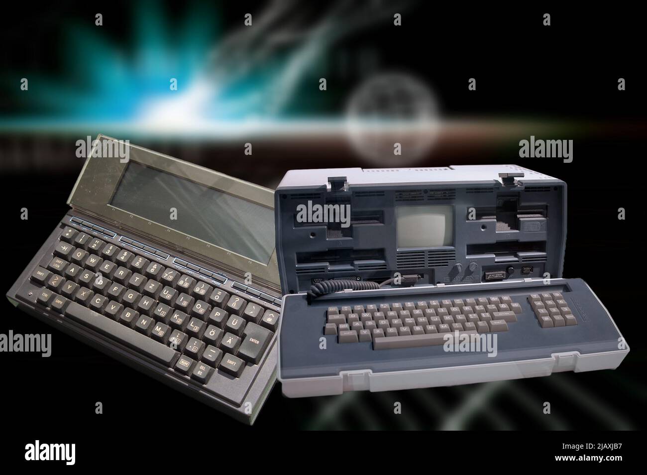 Computerarchäologie - Osborne I und die Olivetti M10, beide aus dem Jahr 1983, stellen die ersten Laptops zu Beginn der Computerrevolution dar Stockfoto