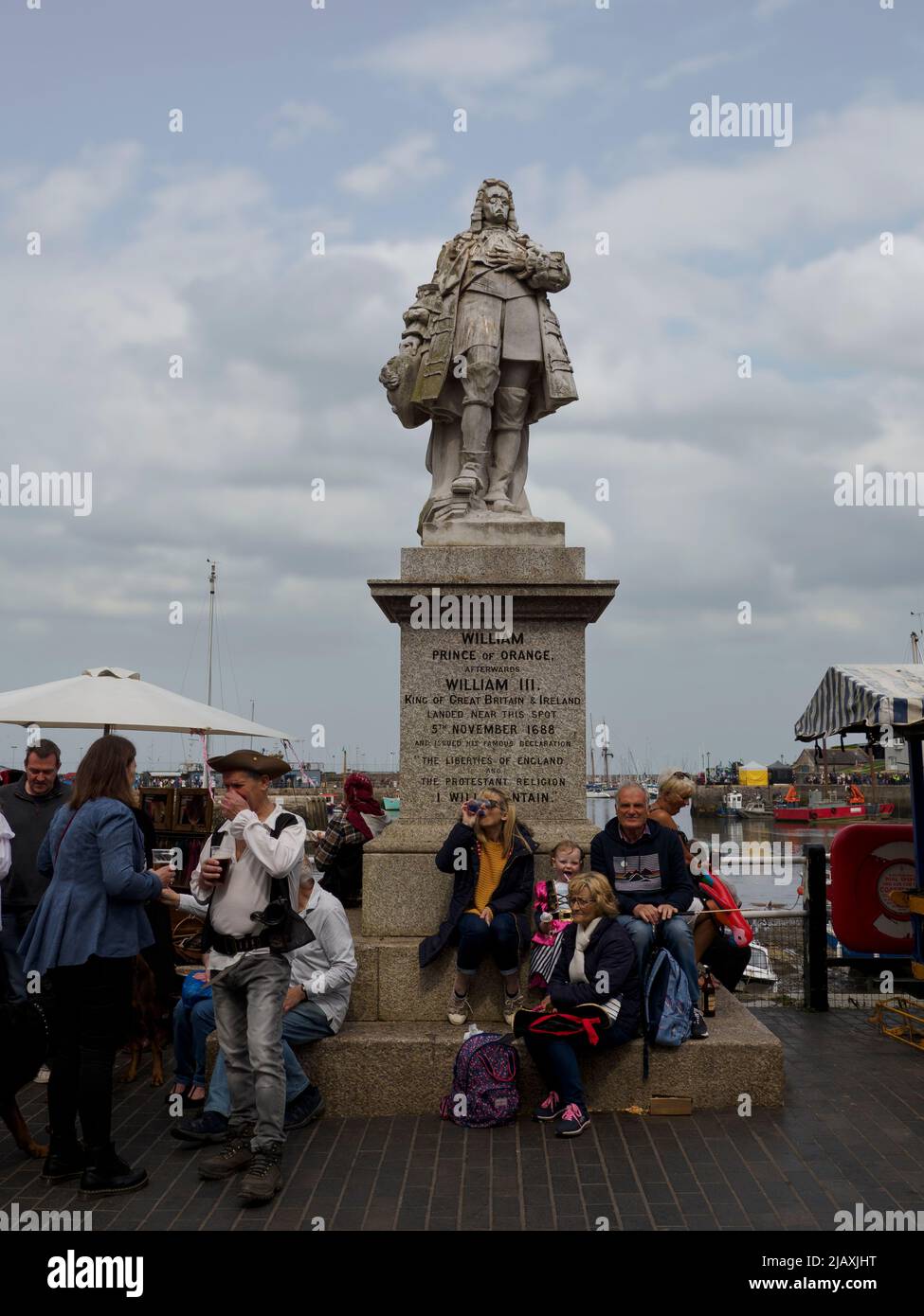 Die Statue auf dem Kai des Prinzen Wilhelm von Oranien, der im November 1688 während der glorreichen Revolution in Brixham landete. Seine erfolgreichen Invas Stockfoto