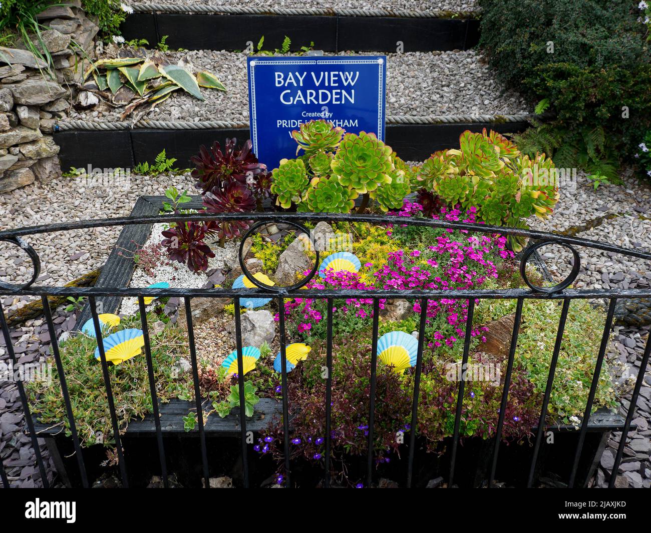 Der von der Freiwilligengruppe Pride in Brixham geschaffene Garten mit Blick auf die Bucht, der sich zur Verbesserung und Erhaltung der Umwelt in und um Brixham, Devon, Stockfoto