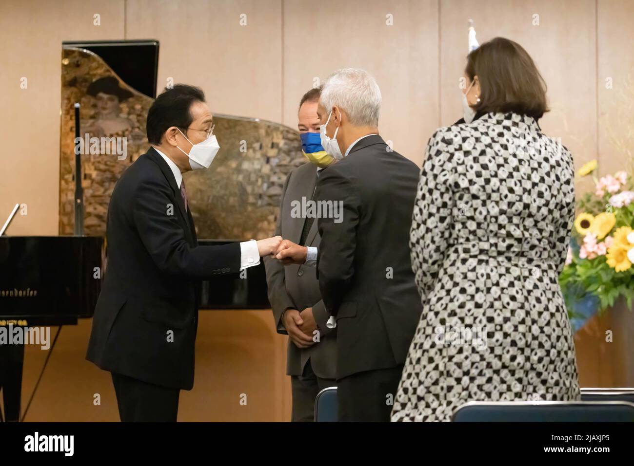 Tokio, Japan. 01.. Juni 2022. Der japanische Premierminister Fumio Kishida begrüßt Emanuel Rahm (US-Botschafter in Japan) und Sergiy Korsunsky (ukrainischer Botschafter in Japan) während des Benefizkonzerts zwischen der EU und Japan, das von der Delegation der Europäischen Union in Japan organisiert wurde. Das Konzert sollte die Unterstützung der Ukraine in Tokio zeigen und die Unterstützung für das von der russischen Aggression getroffenen Land fortsetzen. (Foto: Stanislav Kogiku/SOPA Images/Sipa USA) Quelle: SIPA USA/Alamy Live News Stockfoto