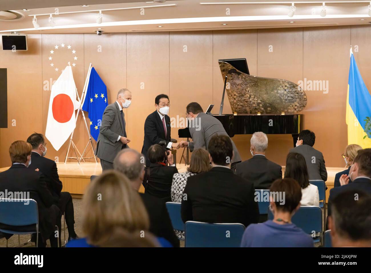 Tokio, Japan. 01.. Juni 2022. Der japanische Premierminister Fumio Kishida verabschiedet sich von Sergiy Korsunsky (ukrainischer Botschafter in Japan) beim Benefizkonzert zwischen der EU und Japan, das von der Delegation der Europäischen Union in Japan organisiert wurde. Das Konzert sollte die Unterstützung der Ukraine in Tokio zeigen und die Unterstützung für das von der russischen Aggression getroffenen Land fortsetzen. (Foto: Stanislav Kogiku/SOPA Images/Sipa USA) Quelle: SIPA USA/Alamy Live News Stockfoto