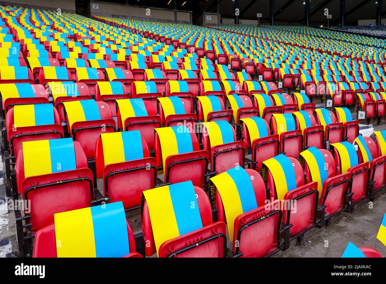 Glasgow, Großbritannien. 01.. Juni 2022. Während sich Hampden Park, das schottische Fußballstadion, auf das Halbfinale der FIFA-Weltmeisterschaft zwischen Schottland und der Ukraine vorbereitet, treffen die ukrainischen Fans früh ein und bereiten sich auf das Spiel mit Picknicks auf den nahegelegenen Rasenflächen und dem gemeinsamen Gesang der ukrainischen Nationalhymne vor. Kredit: Findlay/Alamy Live Nachrichten Stockfoto