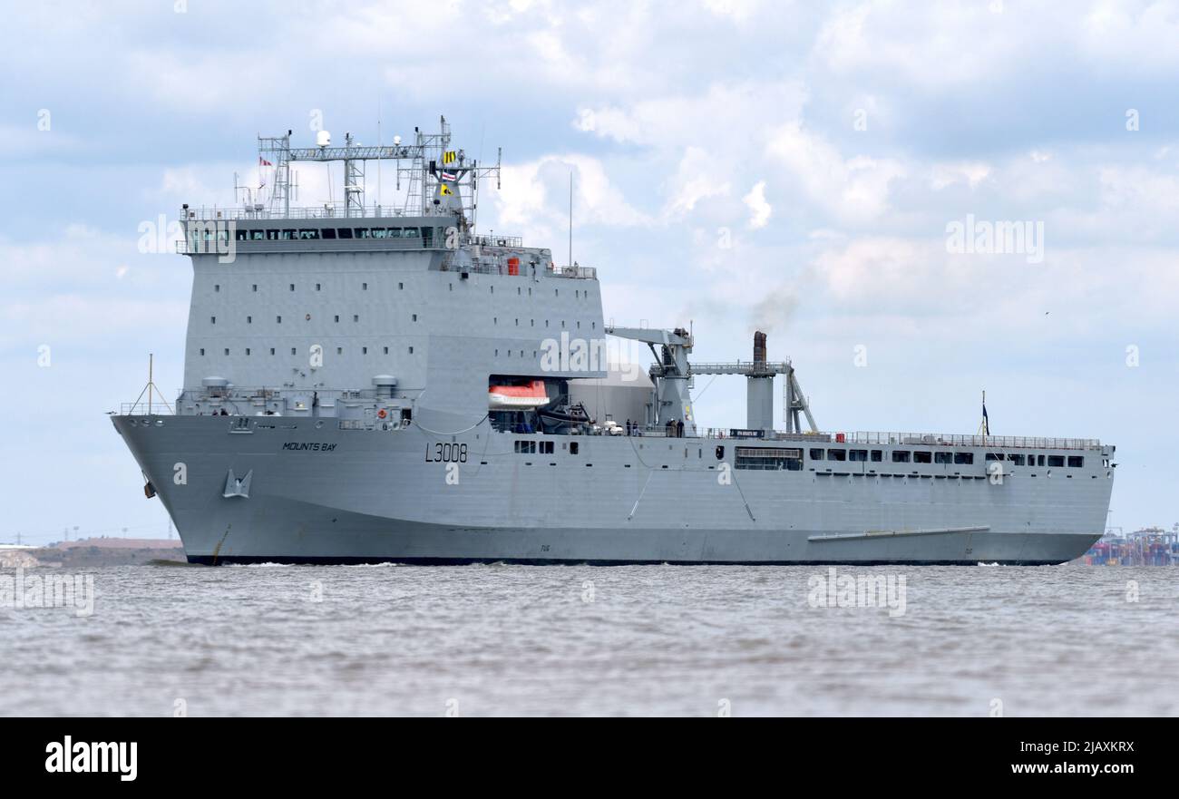 01/06/2022 Gravesend UK gigantisches Royal Fleet Hilfsschiff RFA Mounts Bay, das heute Nachmittag Gravesend passiert und auf dem Weg nach Greenwich ist. Der 176,6m ( Stockfoto
