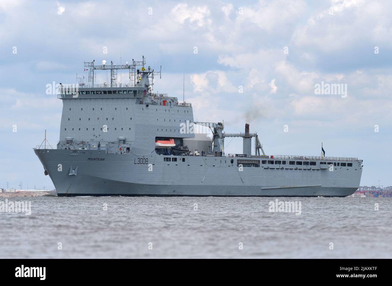 01/06/2022 Gravesend UK gigantisches Royal Fleet Hilfsschiff RFA Mounts Bay, das heute Nachmittag Gravesend passiert und auf dem Weg nach Greenwich ist. Der 176,6m ( Stockfoto