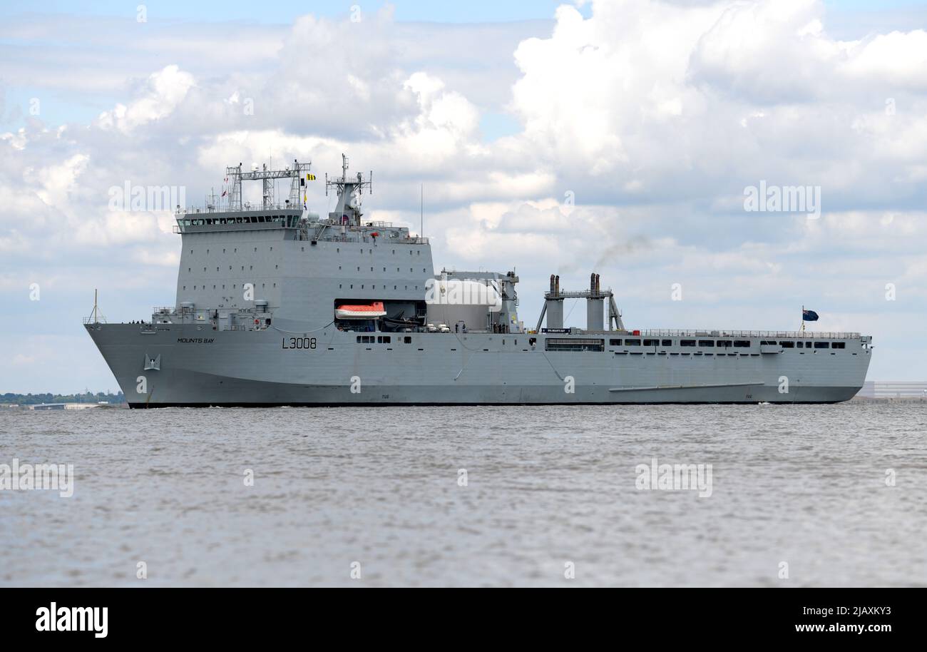 01/06/2022 Gravesend UK gigantisches Royal Fleet Hilfsschiff RFA Mounts Bay, das heute Nachmittag Gravesend passiert und auf dem Weg nach Greenwich ist. Der 176,6m ( Stockfoto