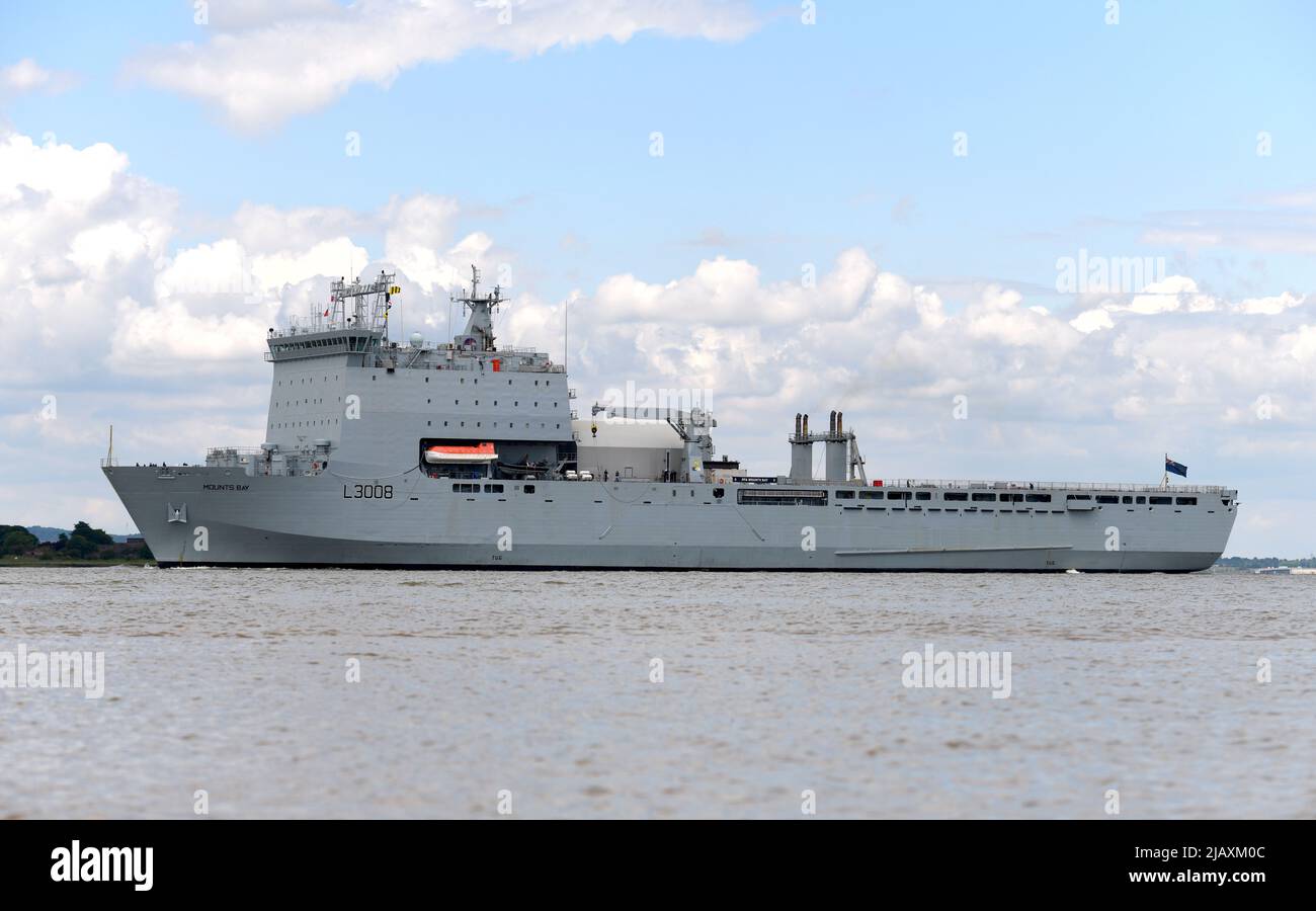 01/06/2022 Gravesend UK gigantisches Royal Fleet Hilfsschiff RFA Mounts Bay, das heute Nachmittag Gravesend passiert und auf dem Weg nach Greenwich ist. Der 176,6m ( Stockfoto