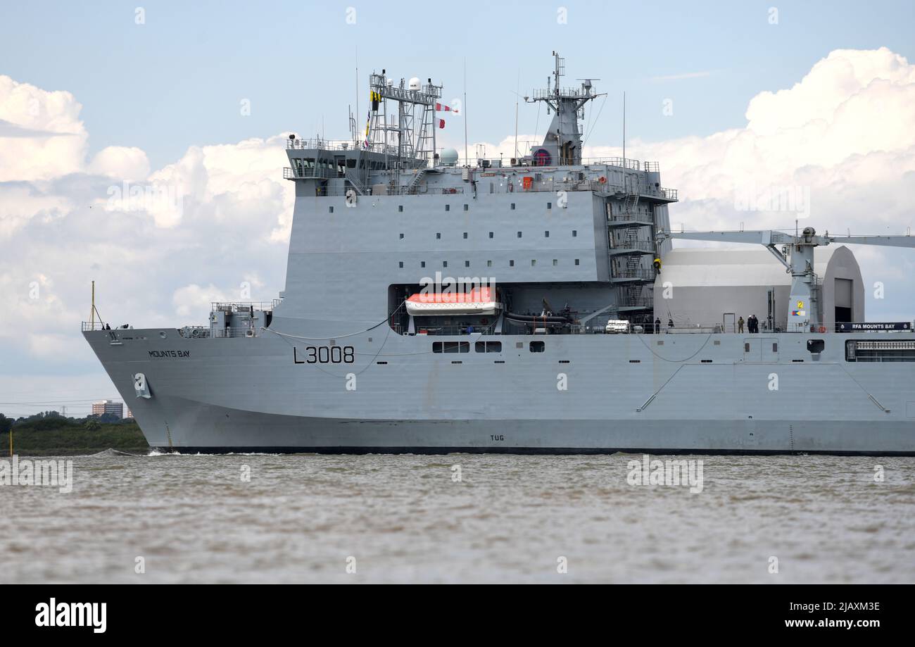 01/06/2022 Gravesend UK gigantisches Royal Fleet Hilfsschiff RFA Mounts Bay, das heute Nachmittag Gravesend passiert und auf dem Weg nach Greenwich ist. Der 176,6m ( Stockfoto
