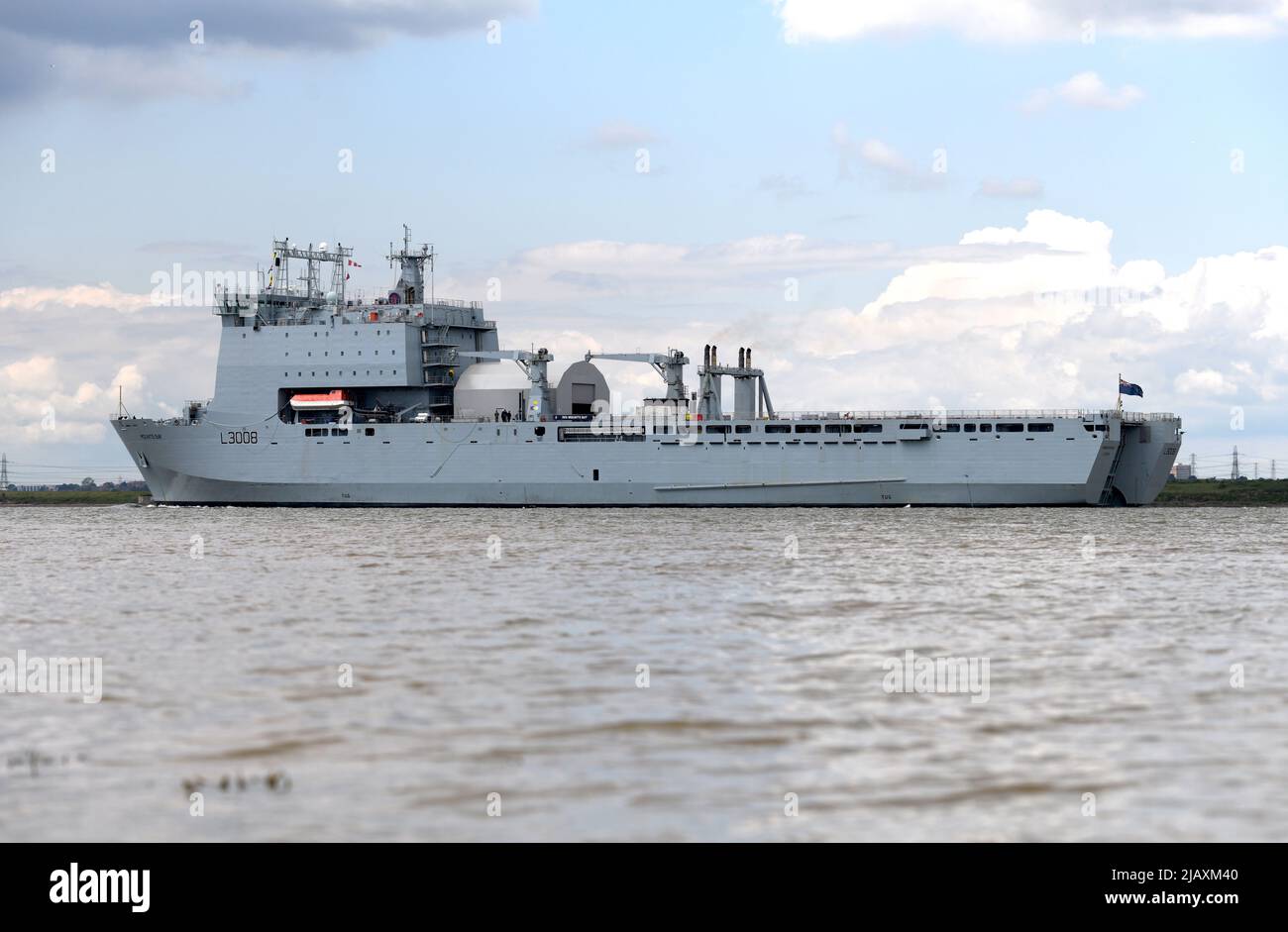 01/06/2022 Gravesend UK gigantisches Royal Fleet Hilfsschiff RFA Mounts Bay, das heute Nachmittag Gravesend passiert und auf dem Weg nach Greenwich ist. Der 176,6m ( Stockfoto