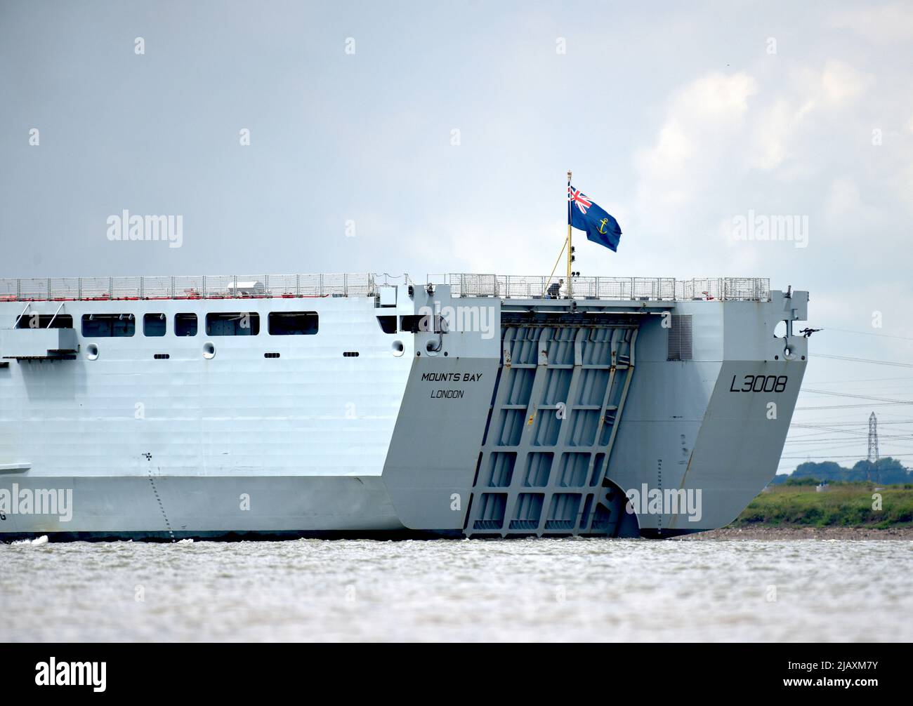 01/06/2022 Gravesend UK gigantisches Royal Fleet Hilfsschiff RFA Mounts Bay, das heute Nachmittag Gravesend passiert und auf dem Weg nach Greenwich ist. Der 176,6m ( Stockfoto