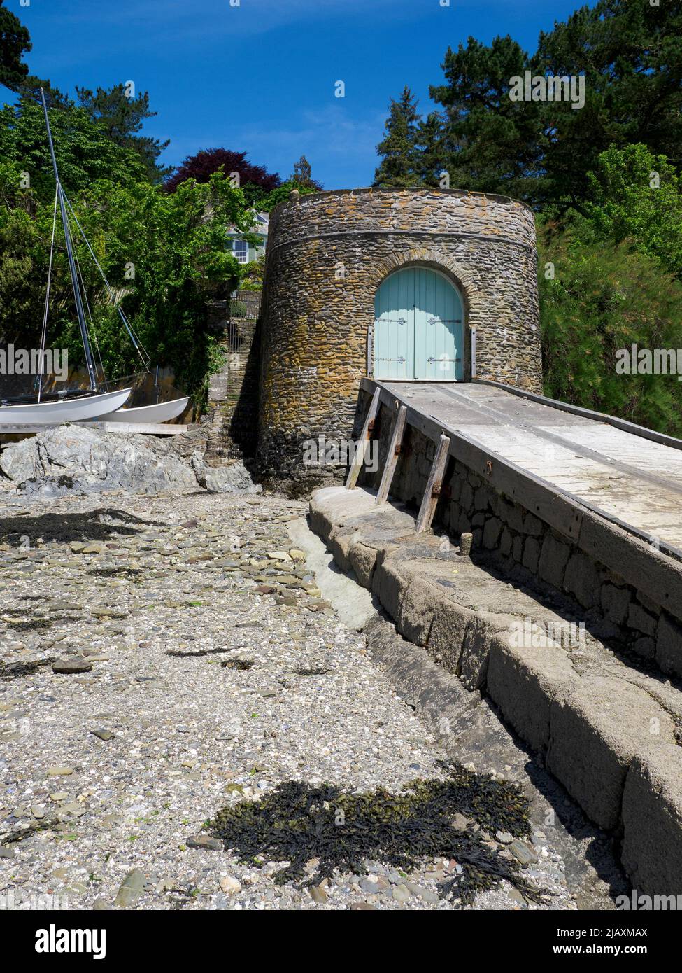 Old Boathouse and Slipway, Bar Beach, Helford Passage, Cornwall, Großbritannien Stockfoto