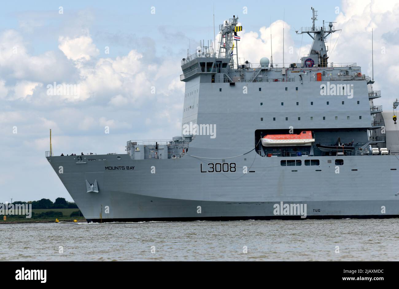 01/06/2022 Gravesend UK gigantisches Royal Fleet Hilfsschiff RFA Mounts Bay, das heute Nachmittag Gravesend passiert und auf dem Weg nach Greenwich ist. Der 176,6m ( Stockfoto
