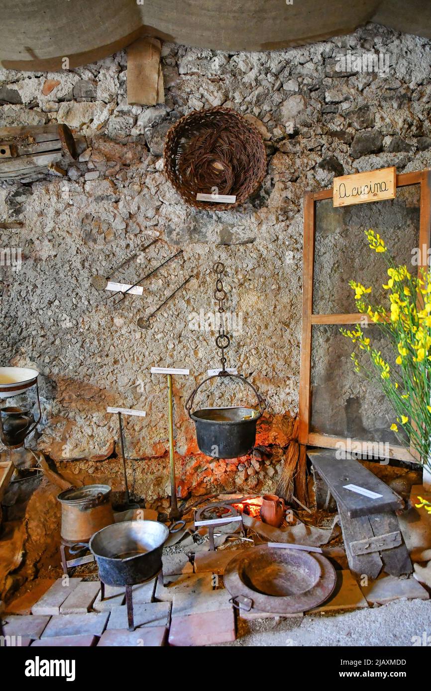 Das Innere eines alten Bauernhauses in Marsicovetere, einem Dorf in der Region Basilicata in Italien. Stockfoto