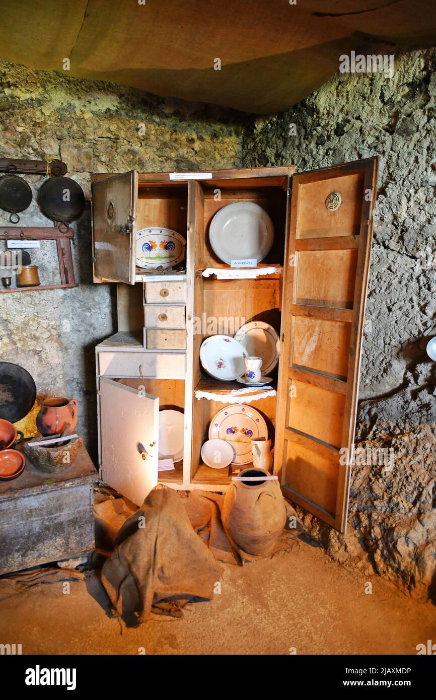 Das Innere eines alten Bauernhauses in Marsicovetere, einem Dorf in der Region Basilicata in Italien. Stockfoto
