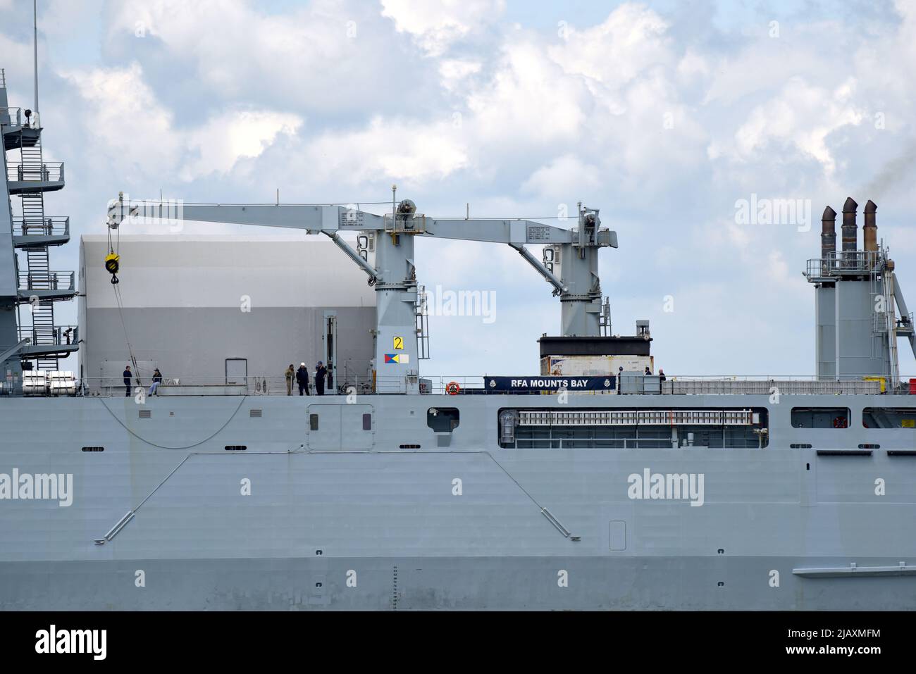 01/06/2022 Gravesend UK gigantisches Royal Fleet Hilfsschiff RFA Mounts Bay, das heute Nachmittag Gravesend passiert und auf dem Weg nach Greenwich ist. Der 176,6m ( Stockfoto