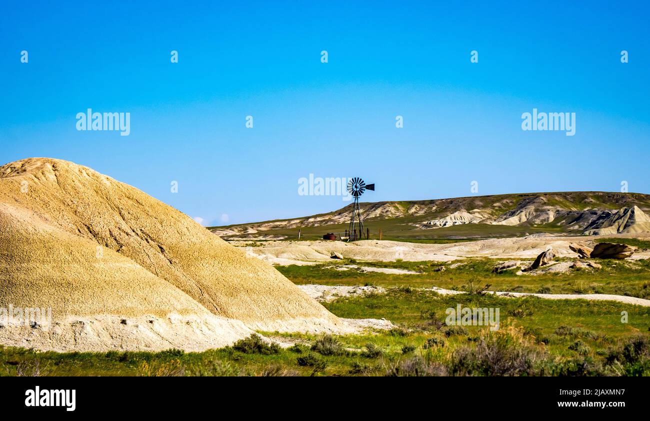 Alte Windmühle auf zerklüfteter leerer Landschaft in Nebraska USA Stockfoto