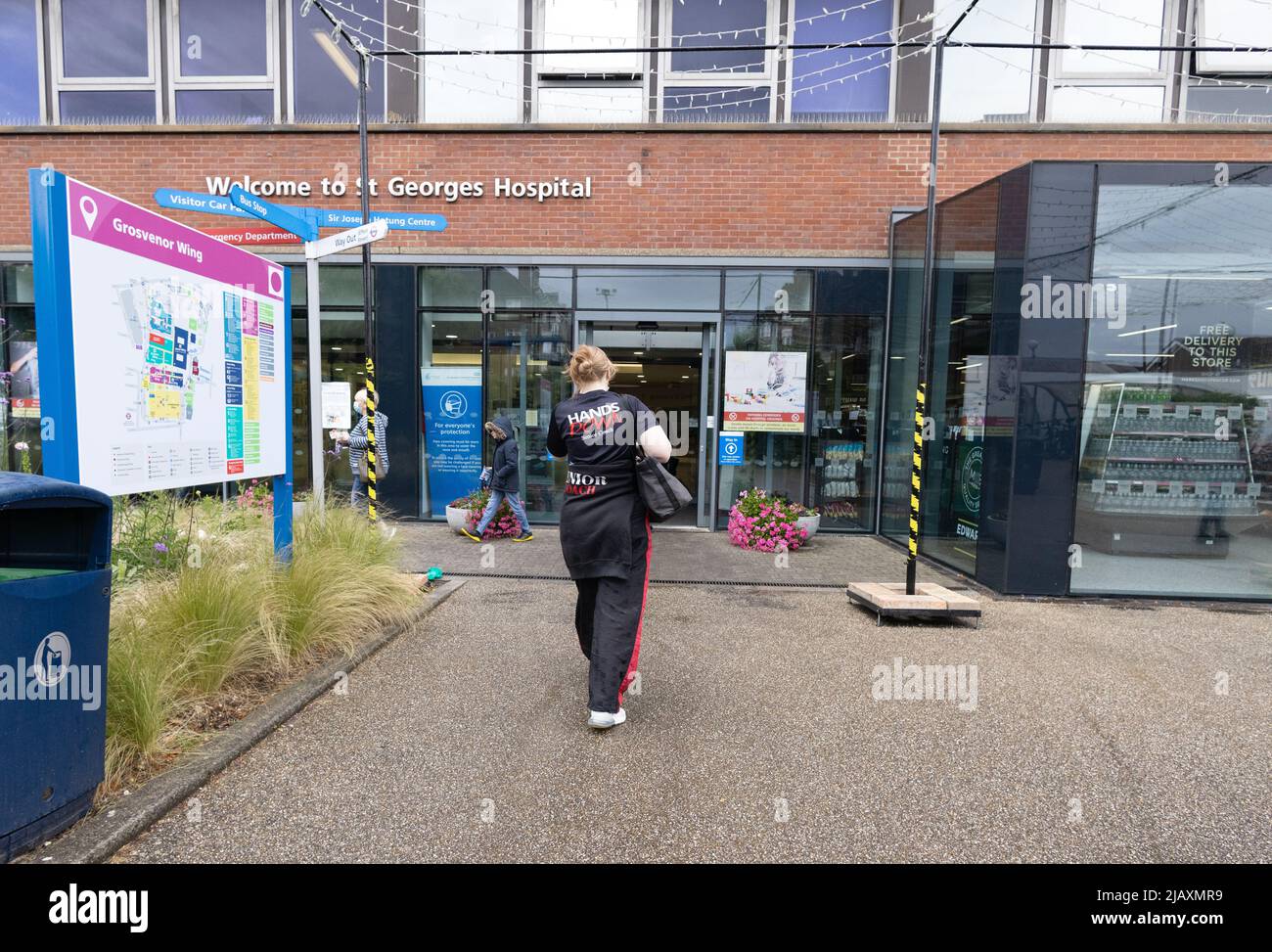 NHS London Hospitals; St Georges Hospital London UK; Eingang zum St Georges Teaching Hospital, Tooting, London UK Stockfoto