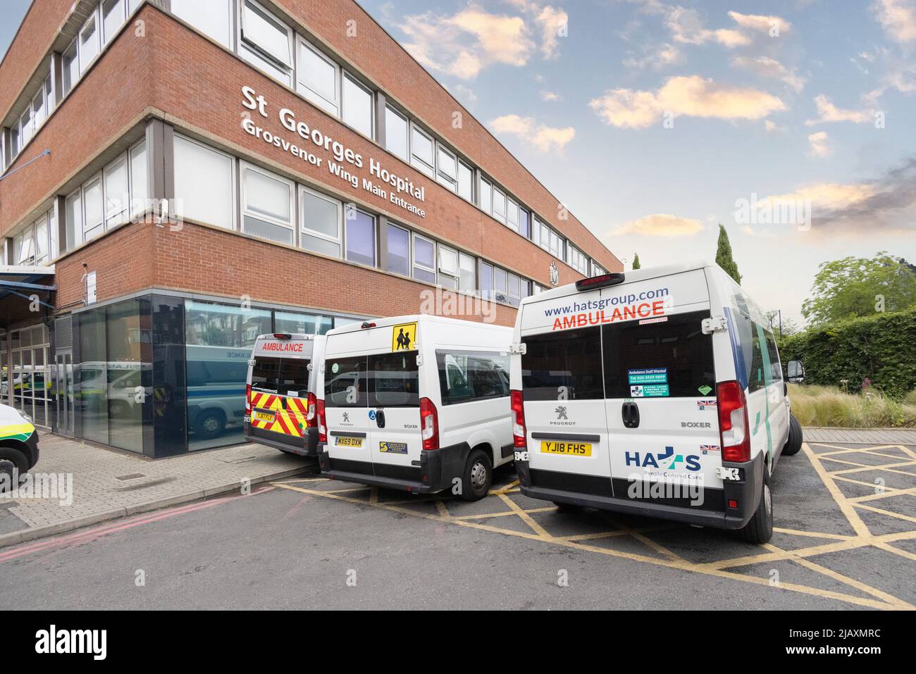 St Georges Hospital London UK - Außenansicht mit Krankenwagen des NHS, St Georges, London Teaching Hospital Medical School, Tooting London UK Stockfoto