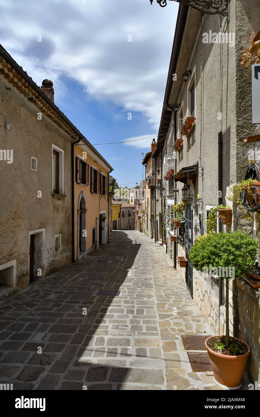 Eine schmale Straße zwischen den alten Häusern von Sasso di Castalda, einem Dorf in den Bergen der Basilikata, Italien. Stockfoto