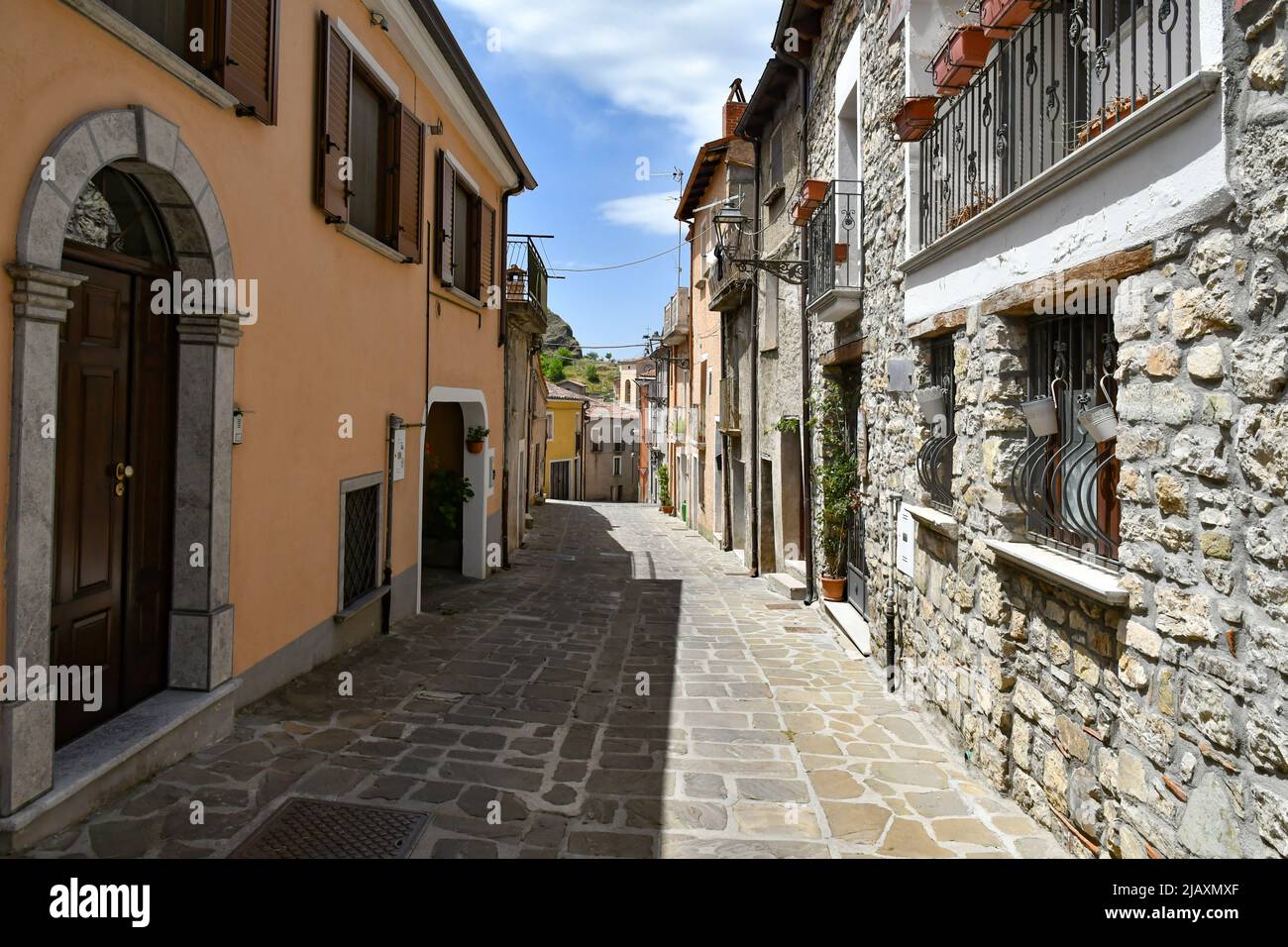 Eine schmale Straße zwischen den alten Häusern von Sasso di Castalda, einem Dorf in den Bergen der Basilikata, Italien. Stockfoto