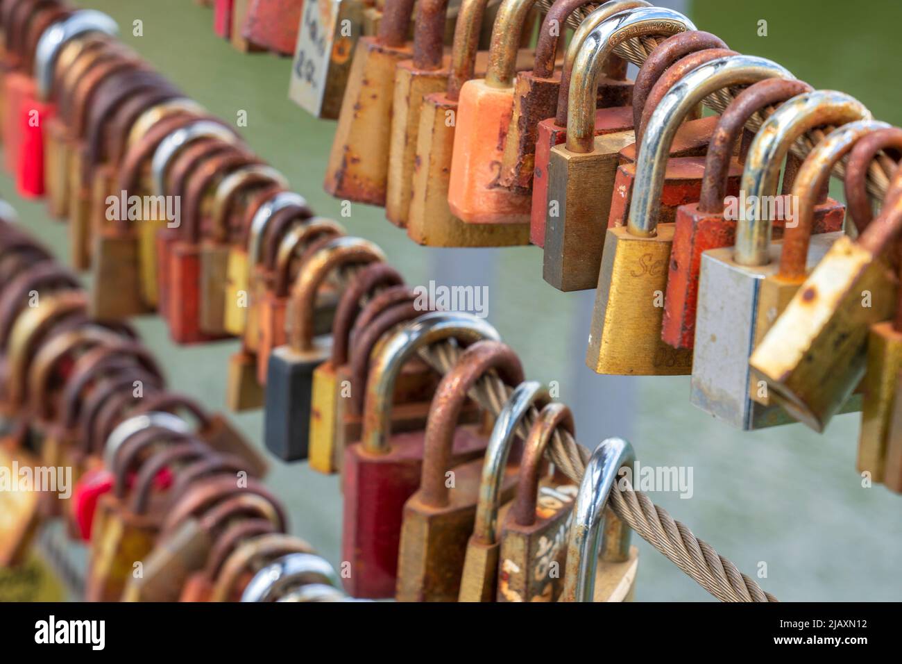 Liebesschlösser hängen an der Kettenbrücke in Bamberg Stockfoto