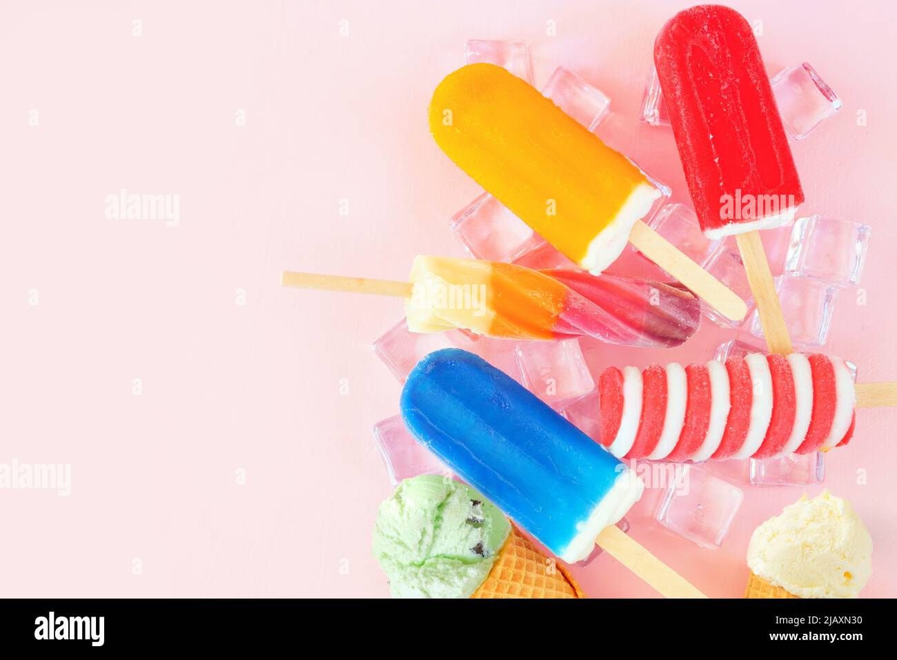 Auswahl an farbenfrohen Sommerpopsicles und Eiscreme-Leckereien. Oben auf einem rosa Hintergrund gestreut. Speicherplatz kopieren. Stockfoto