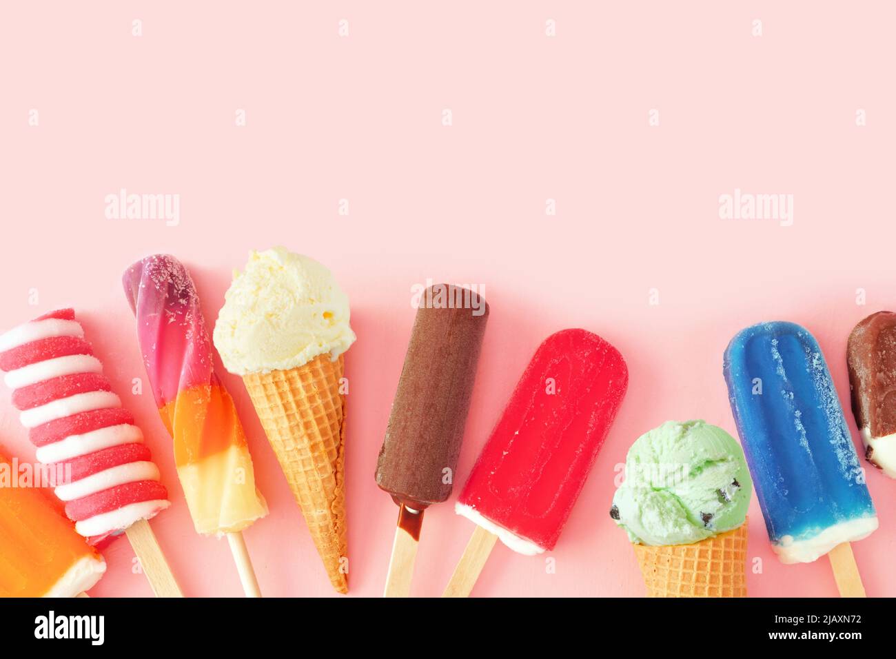 Sammlung von bunten Sommer gefrorenen Desserts. Draufsicht Unterer Rand auf einem rosa Hintergrund. Speicherplatz kopieren. Stockfoto