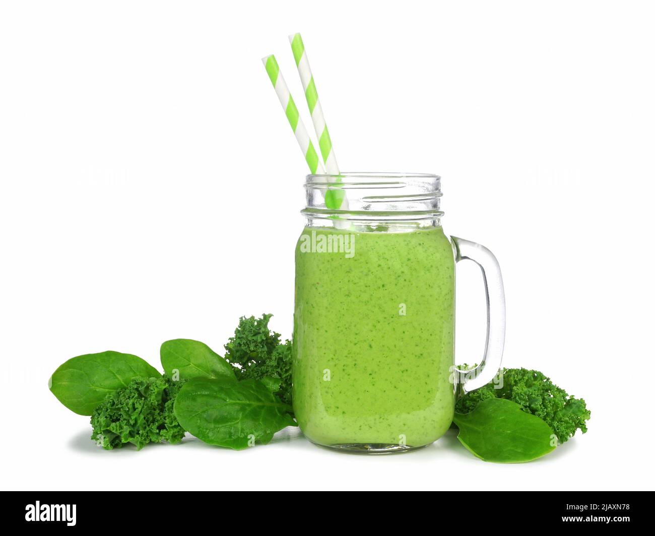 Grüner Smoothie mit Grünkohl und Spinat in einem Einmachglas. Seitenansicht mit isolierten Zutaten auf weißem Hintergrund. Stockfoto